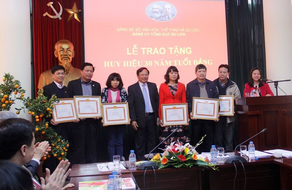 Bí thư Đảng ủy TCDL Nguyễn Văn Tuấn trao Giấy khen cho các đảng viên hoàn thành xuất sắc nhiệm vụ năm 2014
